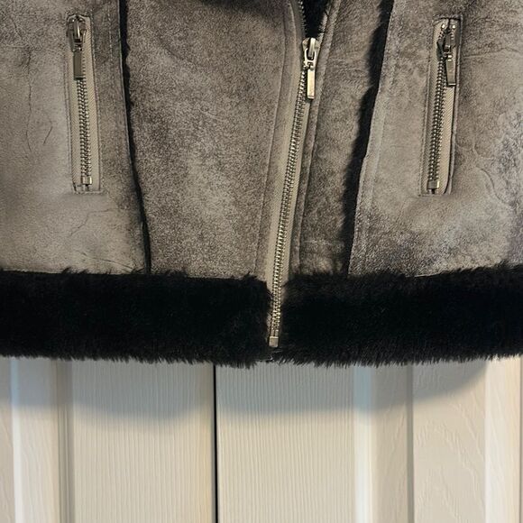 Design History Girls Stylish Black and Gray Faux Fur Jacket - Size M - Picture 2 of 8